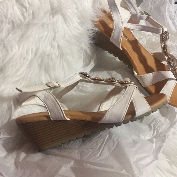 White sandals - Picture 3 of 3